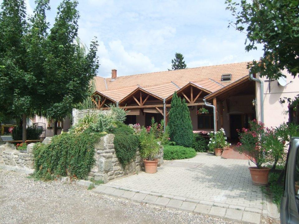 Borostyankert Etterem & Vendeghaz Otel Sitke Dış mekan fotoğraf