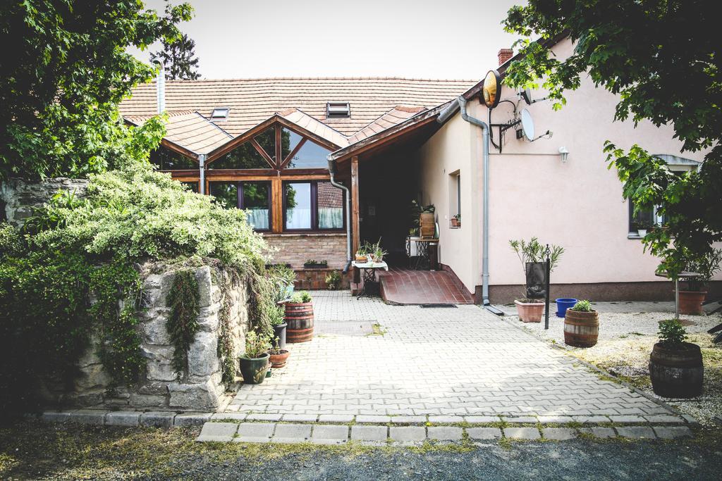 Borostyankert Etterem & Vendeghaz Otel Sitke Dış mekan fotoğraf