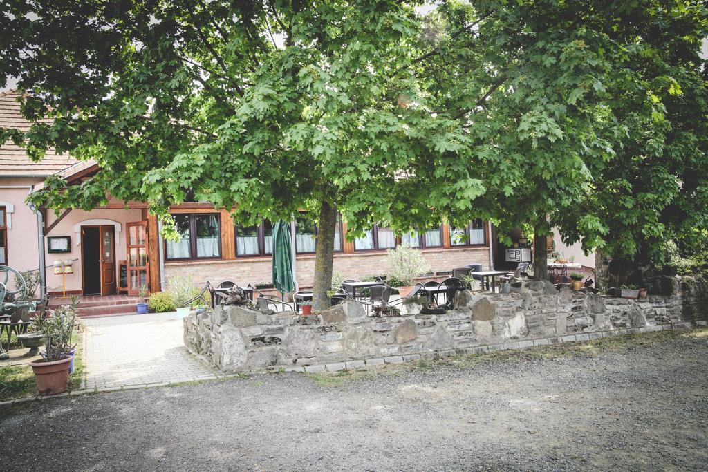Borostyankert Etterem & Vendeghaz Otel Sitke Dış mekan fotoğraf