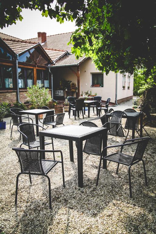Borostyankert Etterem & Vendeghaz Otel Sitke Dış mekan fotoğraf