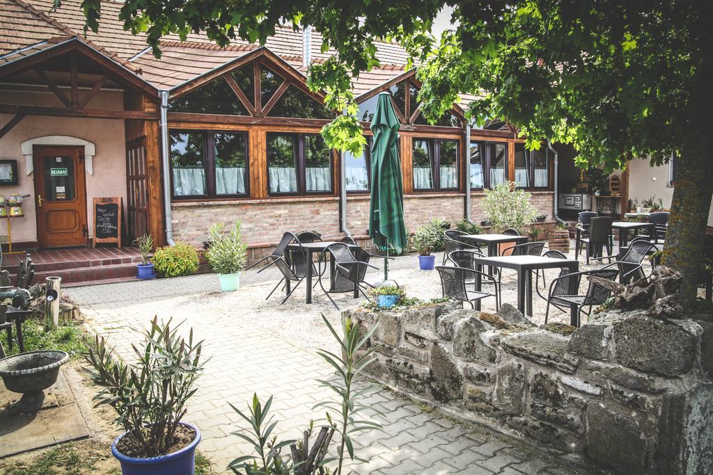 Borostyankert Etterem & Vendeghaz Otel Sitke Dış mekan fotoğraf