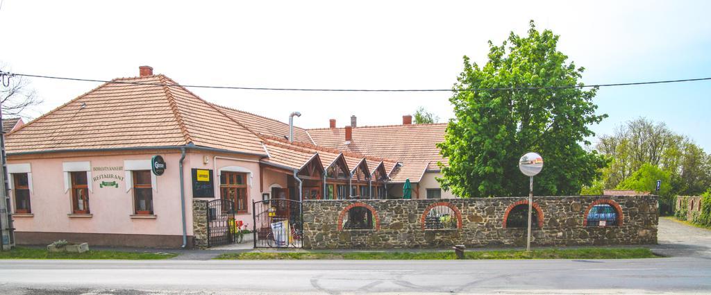 Borostyankert Etterem & Vendeghaz Otel Sitke Dış mekan fotoğraf