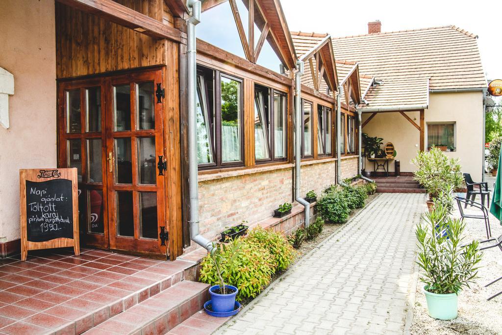 Borostyankert Etterem & Vendeghaz Otel Sitke Dış mekan fotoğraf
